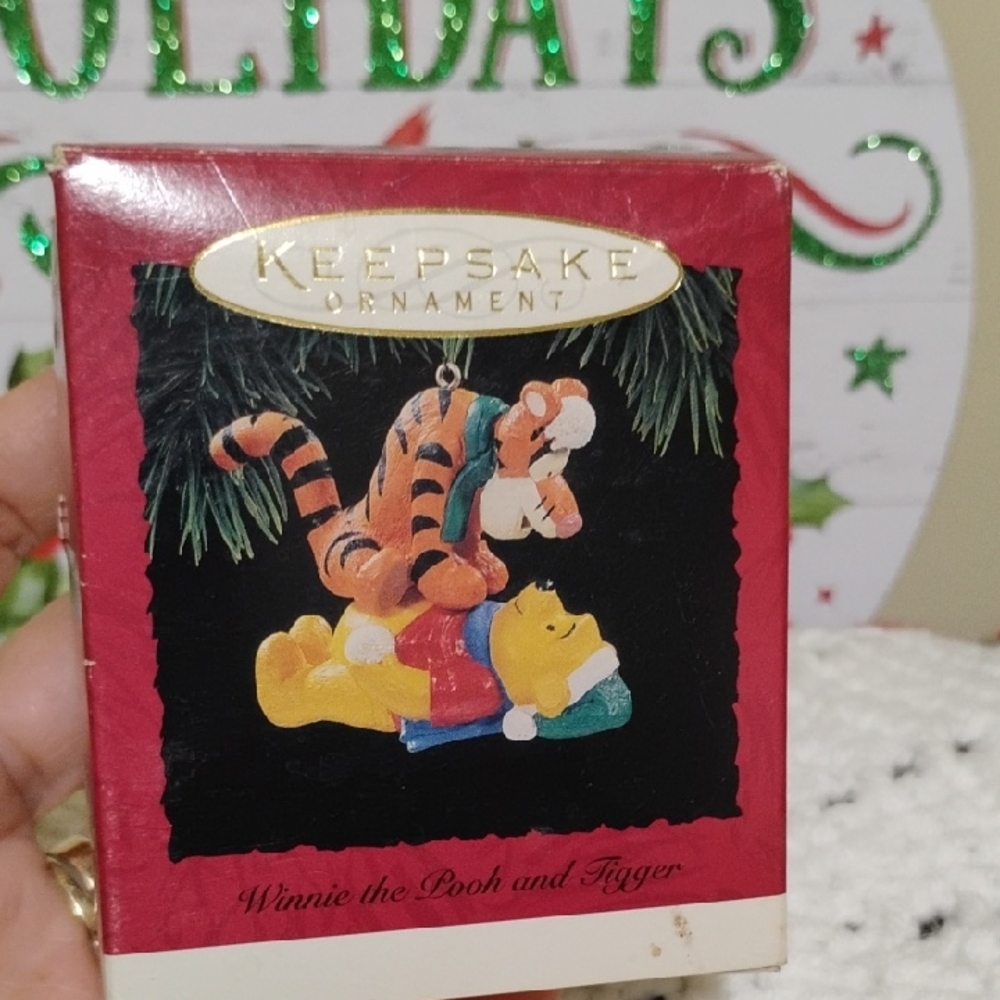 HALLMARK DISNEY WINNIE THE POOH AND TIGGER ORNAMENT Collectible